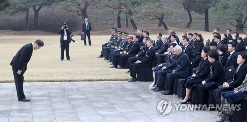 천안함유족 "北소행인지 말해달라" 문대통령"정부입장 변함없어"(종합)