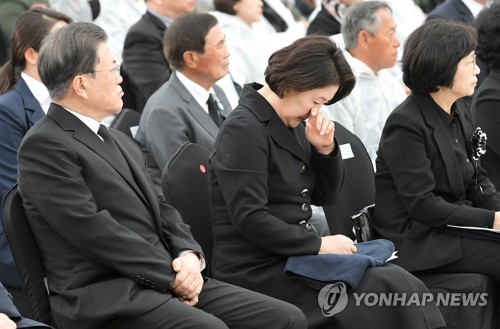 천안함 용사 유족에 허리굽힌 문대통령…"헌신에 끝까지 책임"