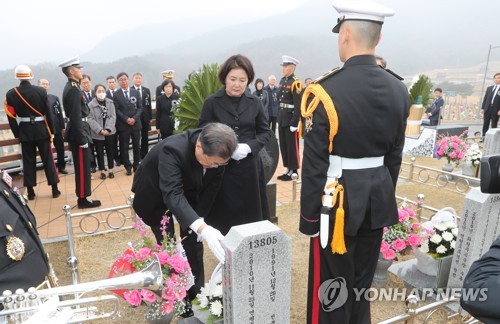 천안함 용사 유족에 허리굽힌 문대통령…"헌신에 끝까지 책임"