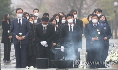 권양숙, 시민당 후보들 격려 "낮은 자세로 국민에 봉사해달라"