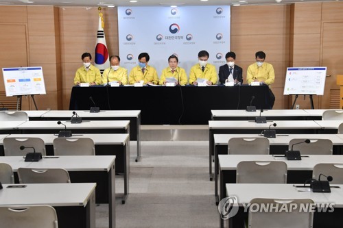 기재차관 "소상공인 대출 혼잡 1∼2주간 더 이어질 듯"(종합)