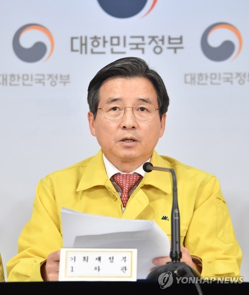 기재차관 "소상공인 대출 혼잡 1∼2주간 더 이어질 듯"(종합)