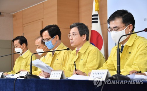 기재차관 "소상공인 대출 혼잡 1∼2주간 더 이어질 듯"(종합)