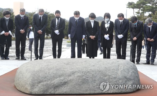 "노무현 꿈·정신 이어가겠다"…봉하마을 찾은 열린민주당