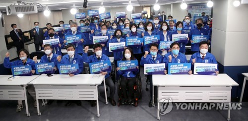 시민당 '원팀 선대위' 출범…"여당과 어깨걸고 발맞춰 전진"(종합)