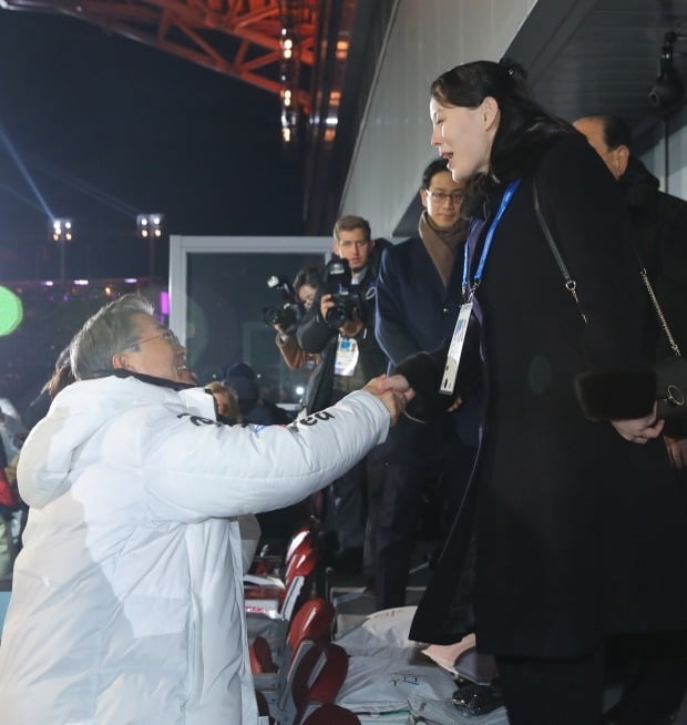 악수하는 문재인 대통령과 북한의 김여정 노동당 중앙위 제1부부장 /사진=연합뉴스