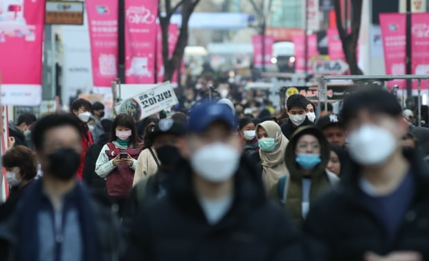 시민들이 마스크를 쓴 채 거리를 걷고 있다. 사진=연합뉴스