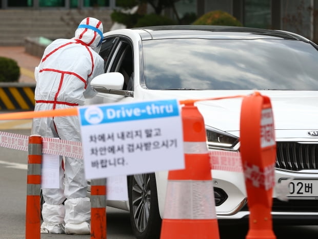  27일 대구시 남구 대명동 영남대학교 병원 선별진료소에서 신종 코로나바이러스 감염증(코로나19) 검사를 받으러 온 시민들이 차에 탄 채 의료진으로부터 진료를 받고 있다./사진=연합뉴스