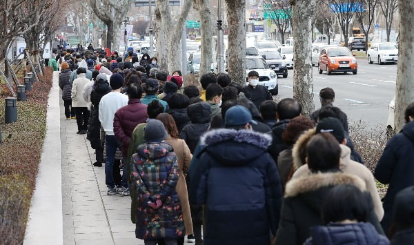 27일 오후 대구 수성우체국 앞에서 시민들이 정부가 공급하는 마스크를 구매하기 위해 줄을 서 있다. 사진=연합뉴스