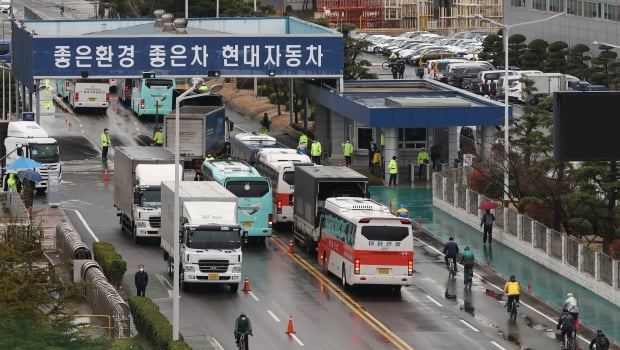 현대차 울산공장 오가는 버스와 납품차량. /사진=연합뉴스