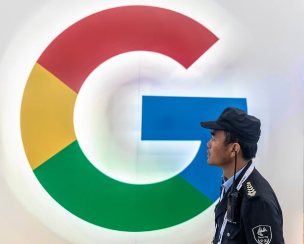 지난해 5월 중국 남서부 구이저우성 구이양(贵阳)에서 열린 빅데이터 엑스포에서 한 보안요원이 구글 로고 앞을 지나가고 있다. EPA연합뉴스