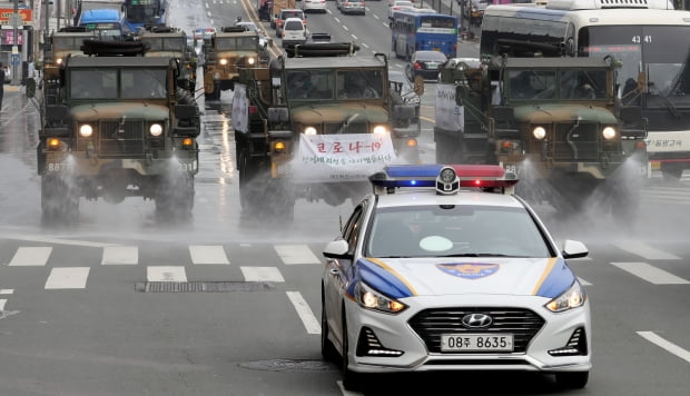 29일 오후 대구시 동구 동대구역복합환승센터 인근에서 육군 제2작전사령부 소속 군 제독 차량이 방역 작전을 하고 있다. 사진=연합뉴스