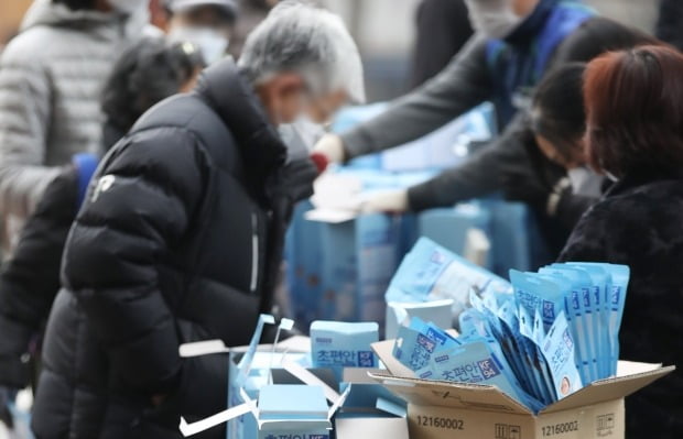 서울 종로구 하나로마트 서서울농협 사직점에서 시민들이 마스크를 구매하고 있다. 사진=연합뉴스