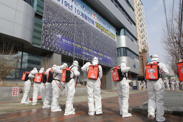 1일 대구시 중구 신천지대구 교회 일대에서 2작전 사령부 장병 50여명이 휴일도 잊은 채 신종 코로나바이러스 감염증(코로나19) 확산 방지를 위해 방역·소독 작전을 하고 있다. 사진=연합뉴스