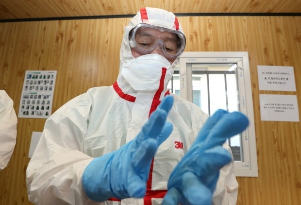 국민의당 안철수 대표가 2일 오전 대구시 중구 계명대학교 대구동산병원 보호구 착의실에서 신종코로나바이러스 감염증(코로나19) 확진자 관련 진료 봉사를 위해 보호구를 착용하고 있다. 사진=연합뉴스