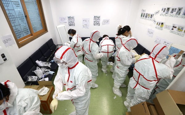 2일 오전 대구시 중구 계명대학교 대구동산병원 보호구 착의실에서 의료진이 보호구를 착용하고 있다. 사진=연합뉴스