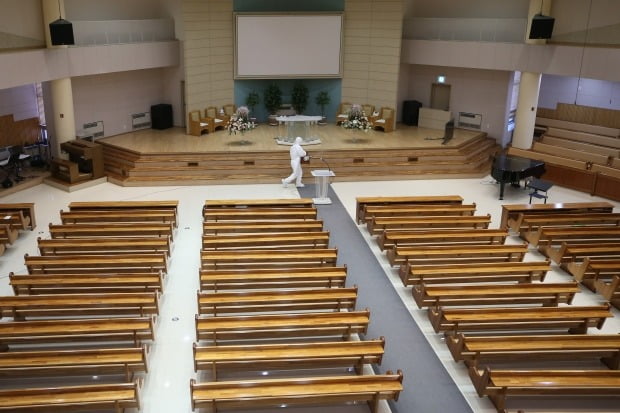 2일 오전 광주 남구 양림동 대한예수교장로회(합동) 양림교회에서 방역당국 관계자가 방역 소독을 하고 있다. 사진=연합뉴스