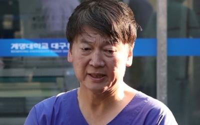 "의료봉사는 '쇼'…환자 근처에도 가지 않는다?" 안철수 측근 소문에 답하다