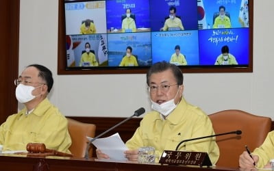 [속보] 문대통령 "마스크문제 빠른 시일내 해결…공평한 보급방안 강구"