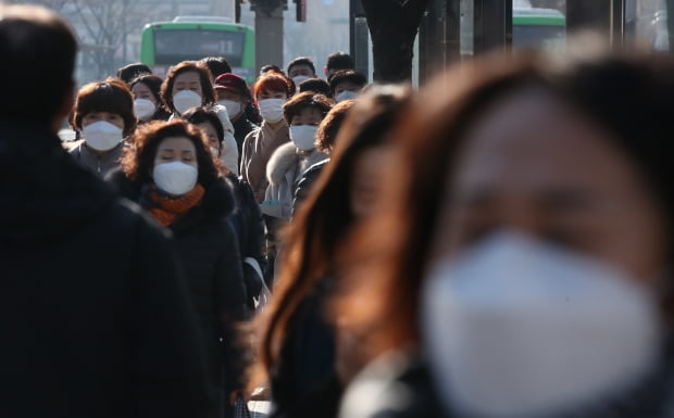 서울 서대문구 홍제역 인근 버스 정류장에서 시민들이 마스크를 착용한 채 버스를 기다리고 있다. 사진=연합뉴스