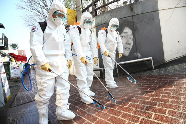 5일 오전 대구의 관광명소인 김광석 길에서 신종 코로나바이러스 감염증(코로나19) 확산방지를 위한 민·관·군 합동방역이 실시되고 있다. 사진=연합뉴스