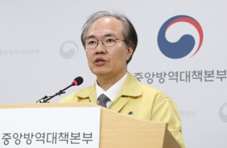 [속보] 보건당국 "코로나19 환자 69.4%는 집단감염 사례로 확인"