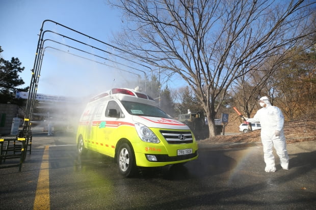 5일 오후 경북 경산시 하양읍 국군대구병원 정문에서 신종 코로나바이러스 감염증(코로나19) 확진자 이송 119 앰뷸런스들이 병원을 오가며 외부소독을 받고 있다. 코로나19 확진자가 늘어나며 국군대구병원은 국가 감염병 전담병원으로 지정됐다. 국군대구병원은 기존 98병상을 303개로 늘리는 공사 후 이날부터 확진자를 받기 시작했다. 사진=연합뉴스