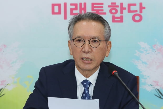 미래통합당 김형오 공천관리위원장이 5일 국회에서 공천심사 결과를 발표하고 있다. 사진=연합뉴스