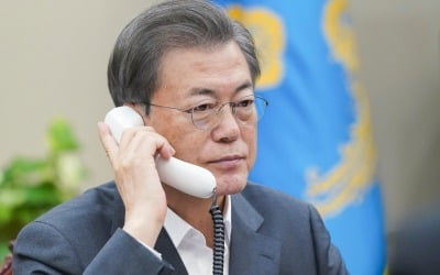 [속보] 文 "마스크 재고 알리미 앱 만들라…5부제 대리수령 확대"