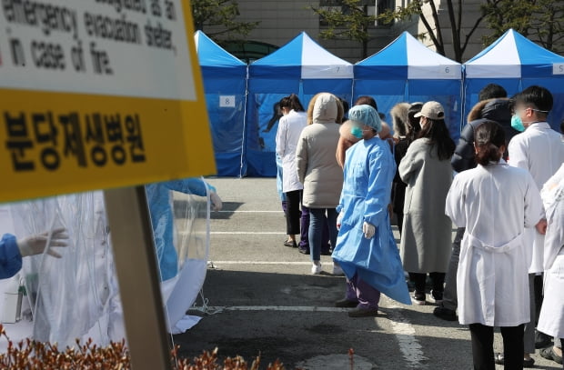 의료진과 환자, 보호자 등 9명이 신종 코로나바이러스 감염증(코로나19) 확진 판정을 받아 진료가 중단된 경기도 성남시 분당제생병원에서 6일 오전 의료진이 검체 채취를 위해 줄을 서 있다. 연합뉴스