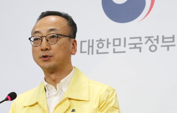 식품의약품안전처 김상봉 바이오생약국장이 6일 오후 충북 청주시 질병관리본부에서 마스크 공적판매 수급상황과 관련해 브리핑하고 있다. 연합뉴스