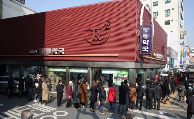 오는 9일부터 마스크 5부제 판매가 시행된다. 지난 6일 오후 서울 종로구의 한 대형약국 앞에 마스크를 구입하려는 시민들이 줄을 서고 있다. /사진=연합뉴스