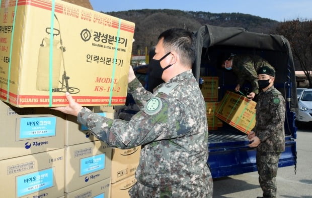 일주일째 군부대 내 코로나19 추가 확진자가 발생하지 않고 있다. 국방부는 지난 11일 이후 38명의 확진자를 유지하고 있다고 밝혔다. 사진은 이달 초 강원 화천군청 앞에서 군 관계자들이 각 부대별로 보내질 코로나19 방역물품을 옮기는 모습. /사진=연합뉴스