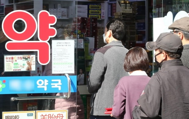 8일 서울 시내 한 약국에서 시민들이 공적 마스크 구입을 위해 줄을 서고 있다. 이날까지는 1인당 2매씩 공적 마스크를 살 수 있지만 6∼7일에 마스크를 이미 샀다면 중복구매는 불가능하다. 9일부터 약국에서 마스크 구매는 1인당 1주일에 2매로 제한된다. 사진=연합뉴스