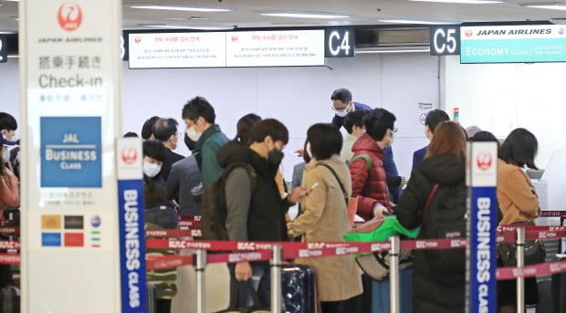 8일 오전 김포공항 국제선청사에서 일본으로 가는 승객들이 탑승수속을 하고 있다. 사진=연합뉴스