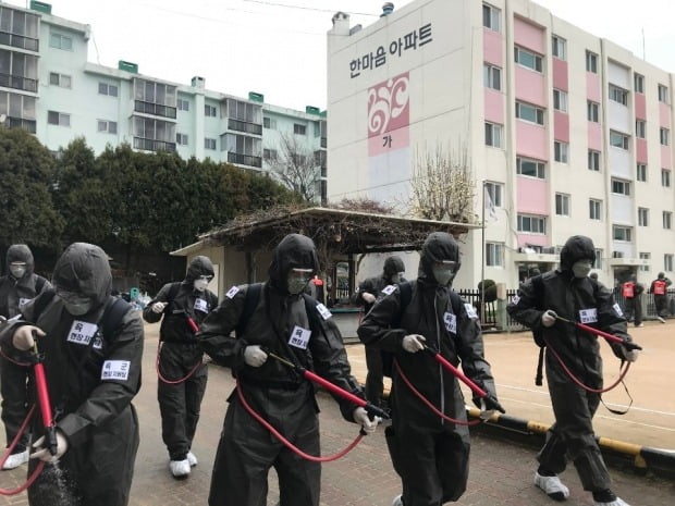 대구 달서구 한마음아파트에서 방역작업을 진행하는 모습./사진=연합뉴스