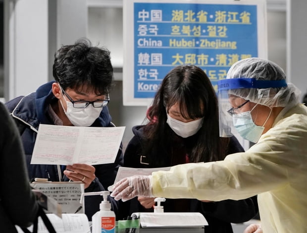 한일 간 상대국 국민에 대한 입국통제가 실시된 첫날인 9일 인천발 제주항공 여객기로 일본 도쿄 인근 나리타국제공항에 도착한 승객들이 검역절차를 받고 있다. 사진=연합뉴스