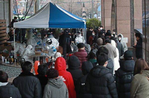 서울 구로구 신도림동 코리아빌딩 11층에 있는 콜센터에서 발생한 코로나19 집단 감염으로 직원·교육생과 그 가족 중 최소 32명이 확진됐음이 확인됐다. 10일 오전 빌딩 외부에 설치된 선별진료소 앞에서 입주자들이 코로나19(신종코로나 바이러스 감염증) 검진을 받기 위해 줄지어 서있다/사진=연합뉴스