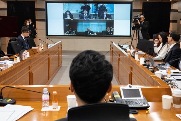 10일 서울 종로구 정부서울청사 별관에서 열린 제8차 한일 수출관리 정책대화 영상회의 화면에 한국 수석대표 이호현 산업통상자원부 무역정책과 일본 수석대표 이다 요이치 경제산업성 무역관리부장이 회의 시작을 기다리고 있다. /사진=연합뉴스