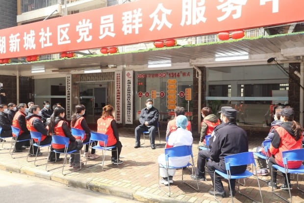 시진핑 중국 국가주석이 10일 신종 코로나바이러스 감염증(코로나19) 발병 3개월 만에 처음으로 발원지인 우한을 방문해 현지 공무원, 자원봉사자,경찰관, 의료진들과 실외 간담회를 갖고 있다. 사진=연합뉴스