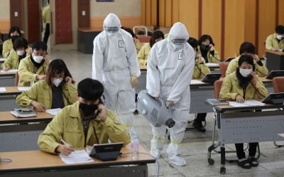 [속보] 정부 "노래방·PC방·클럽·스포츠센터 등도 콜센터와 유사환경"