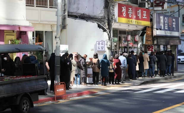 약국 앞 마스크 구매 행렬 (사진=연합뉴스)