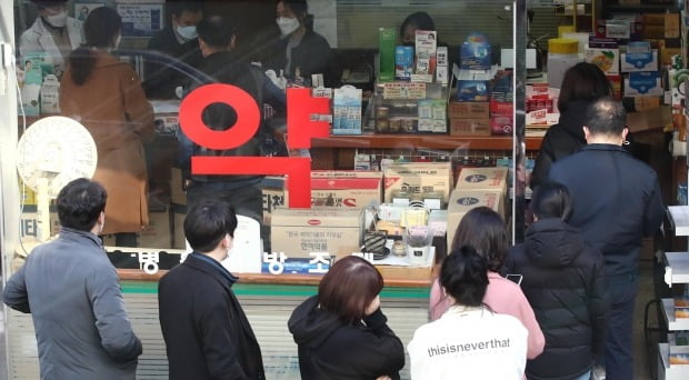 마스크 구매 기다리는 시민들.사진=연합뉴스