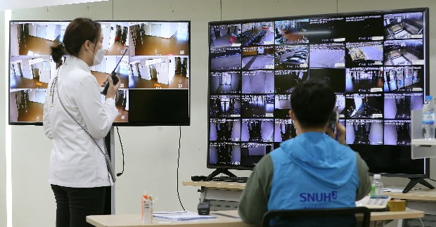 경북 문경시 문경읍 서울대학교병원 인재원에 마련된 대구·경북 제3생활치료센터에서 의료진이 센터에 입소한 신종 코로나바이러스 감염증(코로나19) 경증 확진자들의 상태를 모니터링하고 있다.(사진=연합뉴스)