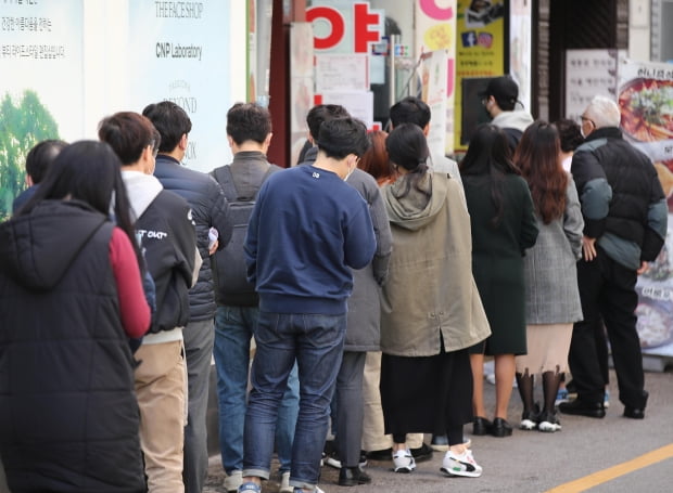 공적 마스크 구매 기다리는 시민들. 사진=연합뉴스