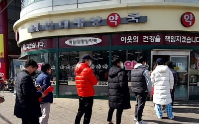 '마스크 5부제' 첫 일요일…약국 "이렇게 한산한 경우는 처음"