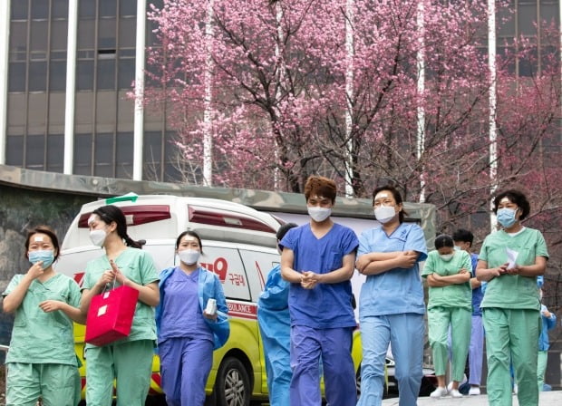 대구 및 경북 일부 지역이 특별재난지역으로 선포된 15일 오후 대구시 중구 계명대학교 대구동산병원에서 의료진이 교대 근무를 위해 보호구 착의실로 향하고 있다. (사진=연합뉴스)