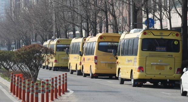 정부가 세 번째 개학 연기를 결정한 가운데 그동안 휴원했던 학원들이 개원 움직임을 보이고 있다. 사진은 17일 서울의 한 학원앞에 대기 중인 학생 수송 차량. /사진=연합뉴스