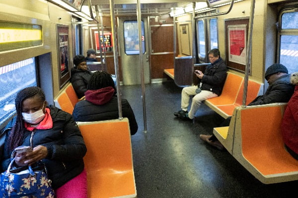 코로나19(신종 코로나바이러스 감염증) 여파로 한산한 미국 뉴욕 지하철에서 17일(현지시간) 통근길 한 승객이 마스크를 쓴 모습/사진=AP