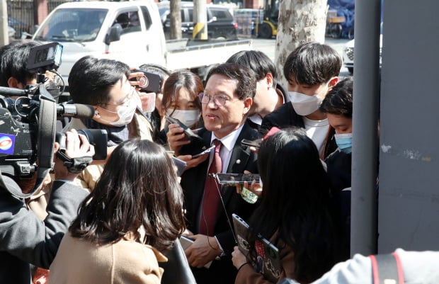 미래한국당 정운천 최고위원이 18일 오후 서울 영등포구 여의도 미래한국당 당사에서 열린 최고위원회의에 참석하며 취재진에게 질문을 받고 있다.사진=연합뉴스